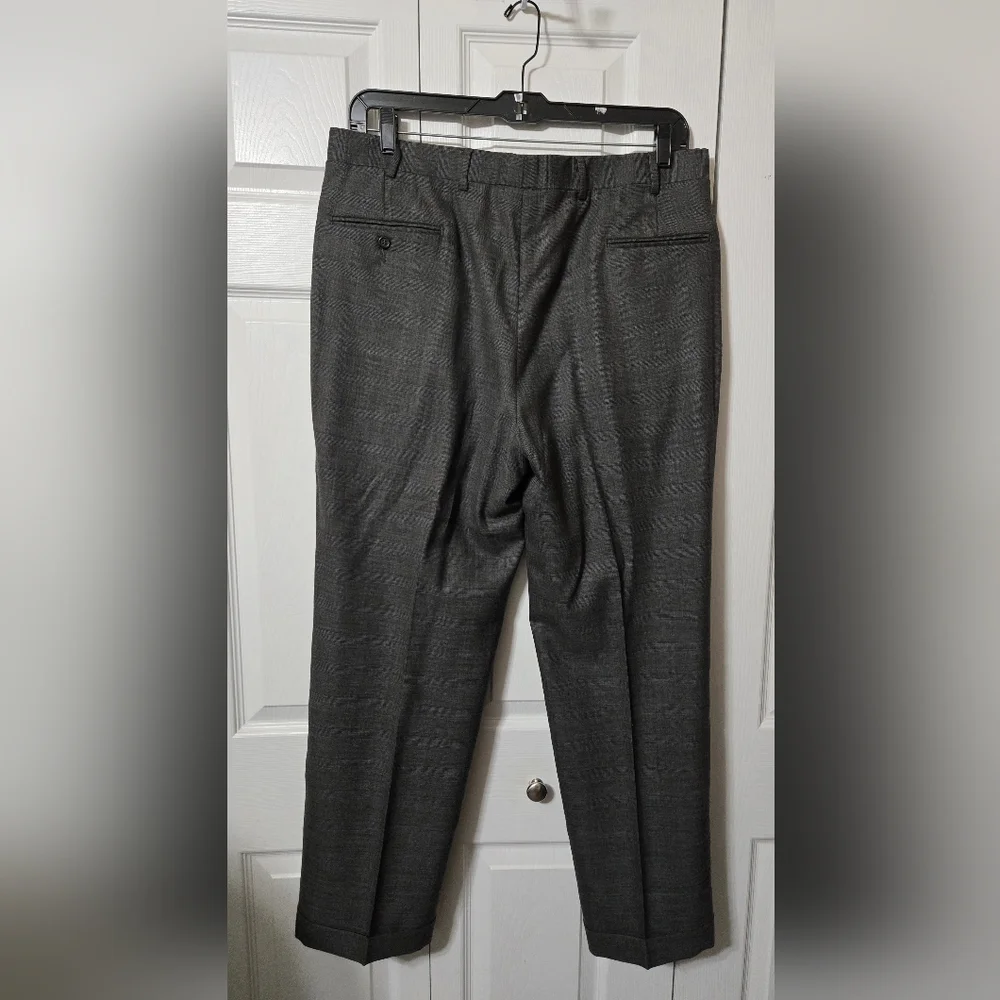 Gray Micro Plaid Design Business Suit, w/Pockets, Size 42 Reg/Pants 38, Like New